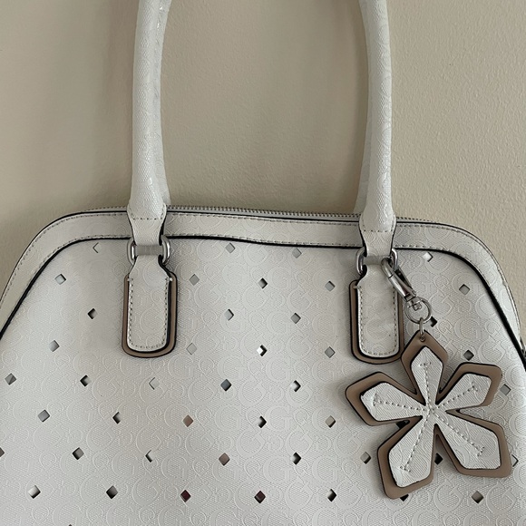 GUESS Rare White Tote Bag NWOT - Picture 6 of 15